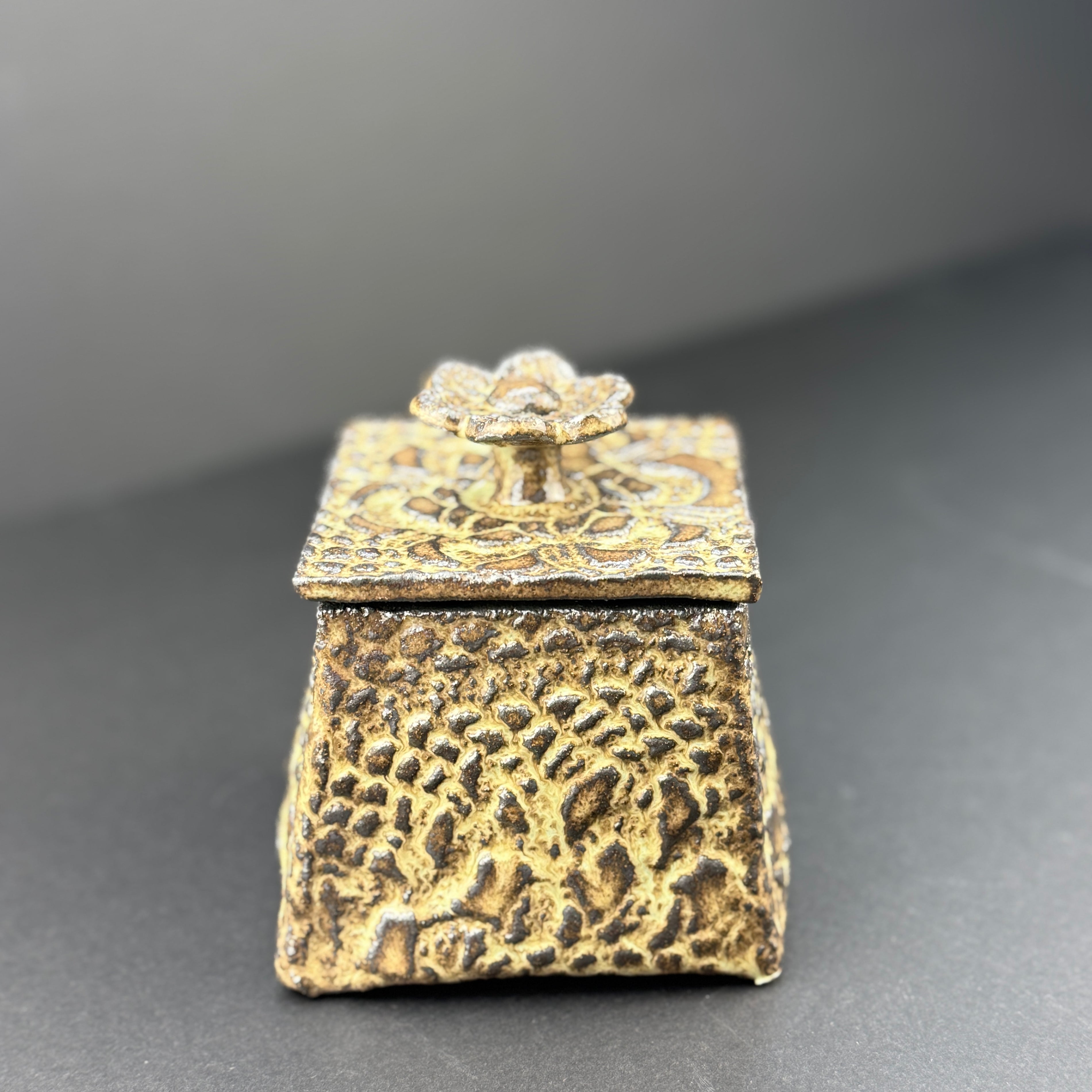 Lidded jar (black clay)